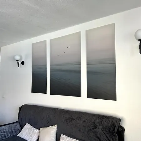 Appartamento Beachfront Gem With And Sea At Your Doorstep