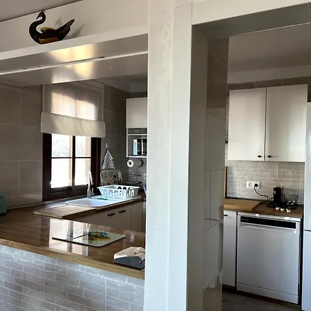 Appartamento Beachfront Gem With And Sea At Your Doorstep *
