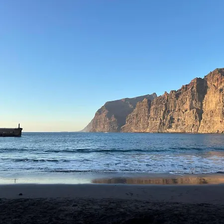 Appartamento Beachfront Gem With And Sea At Your Doorstep