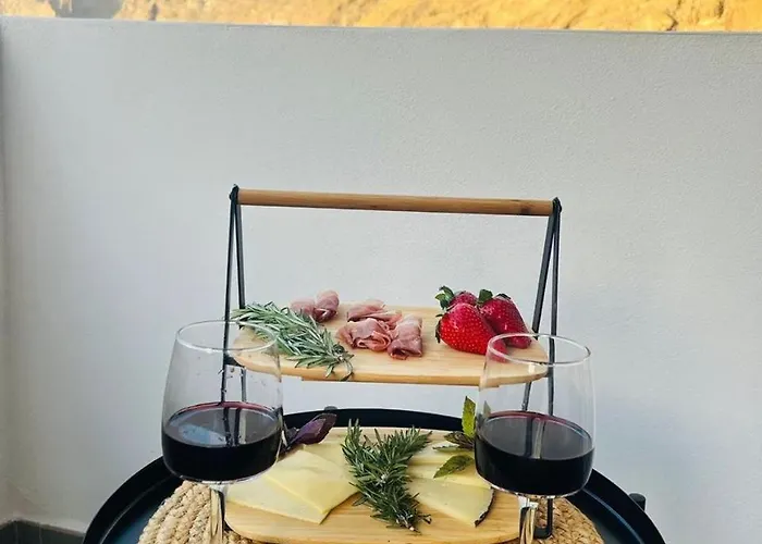 Διαμέρισμα Beachfront Gem With And Sea At Your Doorstep