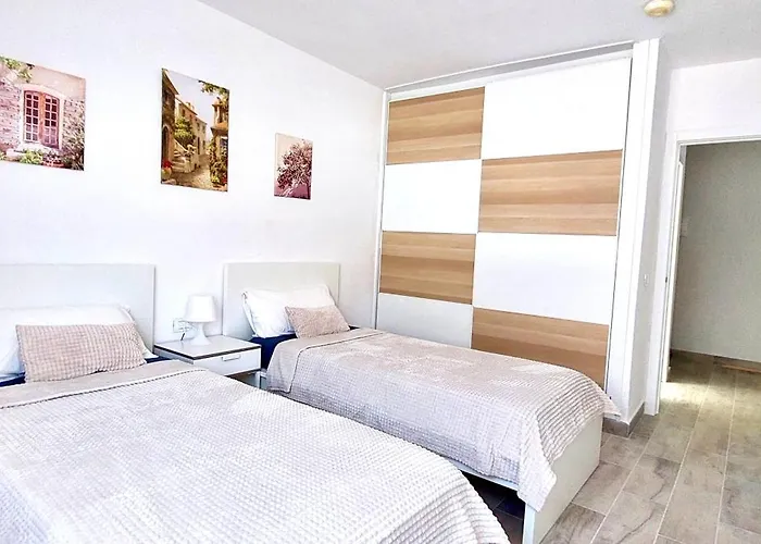 Beachfront Gem With And Sea At Your Doorstep *