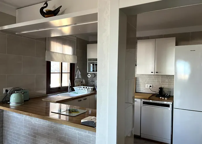 Διαμέρισμα Beachfront Gem With And Sea At Your Doorstep *