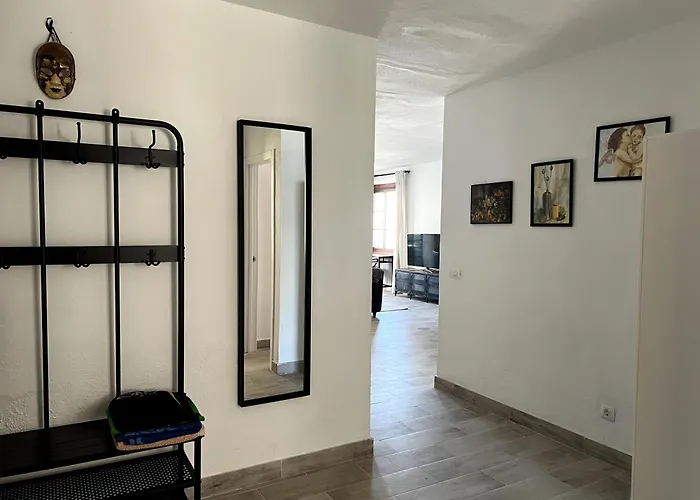 Beachfront Gem With And Sea At Your Doorstep Διαμέρισμα *